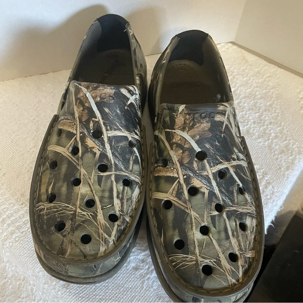 CROCS Camouflage Slip-On Loafers~ Size 8 M~‎ Hunting and Outdoors